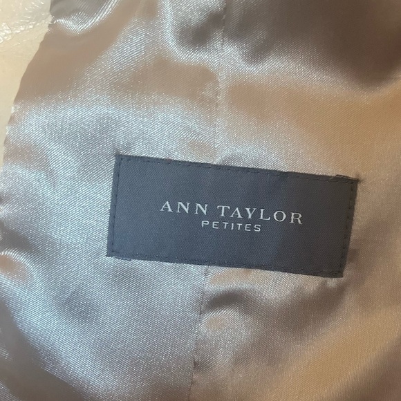 Cream genuine leather Ann Taylor petite jacket. 6P - Picture 4 of 6